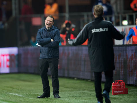 Mikael Stahre, tränare IFK Göteborg skojar med Peter