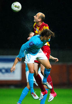 Simon Thern, Malmö FF, i en nickduell med Dinko Felic,