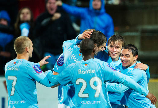 Simon Thern, Malmö FF, gratuleras till sitt 0-2-mål
