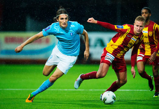 Dardan Rexhepi, Malmö FF, tar sig förbi Alexander Michel,