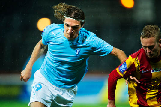 Dardan Rexhepi, Malmö FF, tar sig förbi Alexander Michel,