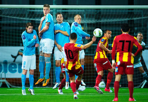 Sharbel Touma, Syrianska, skjuter en frispark