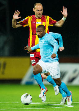 Tokelo Rantie, Malmö FF, håller undan Dinko Felic,