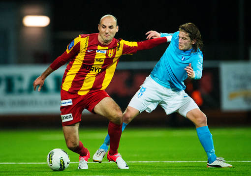 Dinko Felic, Syrianska, håller undan Erik Friberg, Malmö