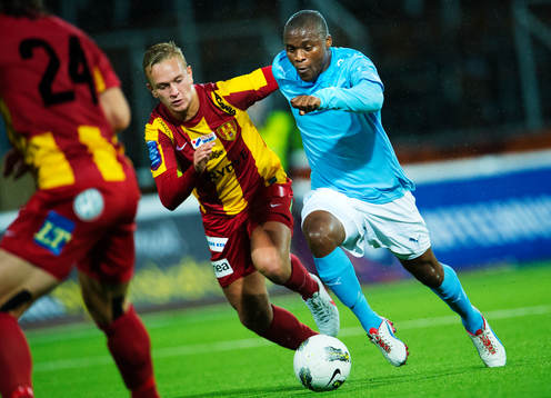 Alexander Michel, Syrianska, utmanas av Tokelo Rantie,