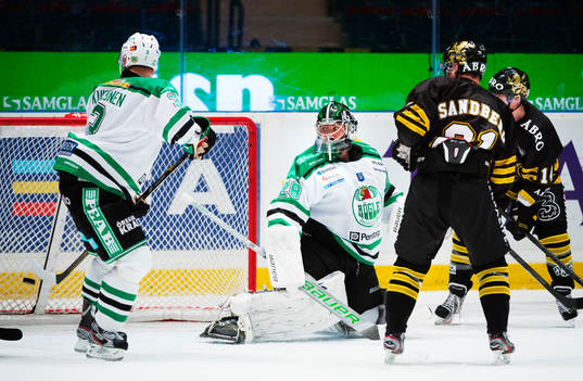3-2-pucken går in bakom Martin Gerber, målvakt, Rögle