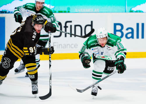 Björn Melin, AIK, och Viktor Lindgren, Rögle, jagar pucken