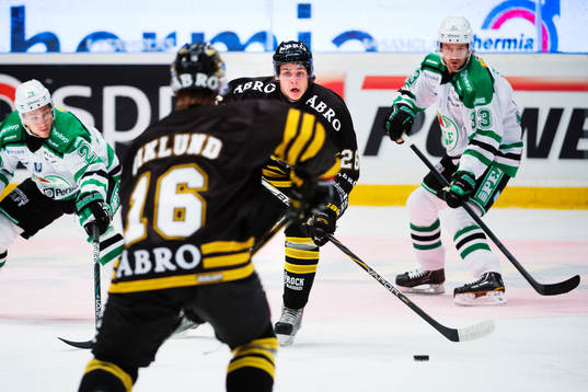 Mattias Janmark-Nylén, AIK, håller i pucken