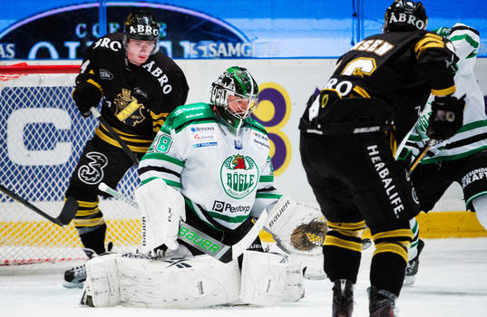 Broc Little och Nicklas Jensen, AIK, oroar framför Martin
