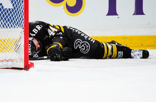 Josh MacNevin, AIK, ligger ner på isen