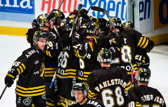 AIK-spelarna jublar