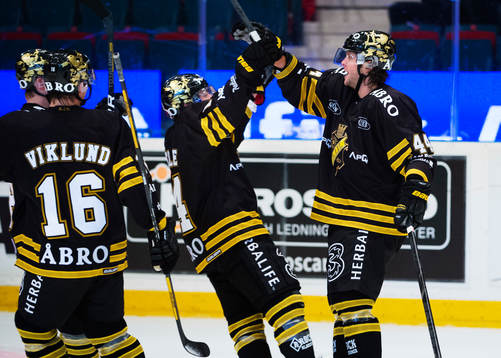 Josh MacNevin, AIK, gratuleras till sitt 2-2-mål