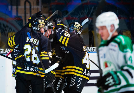 Victor Ahlström, AIK, gratuleras till sitt 1-0-mål