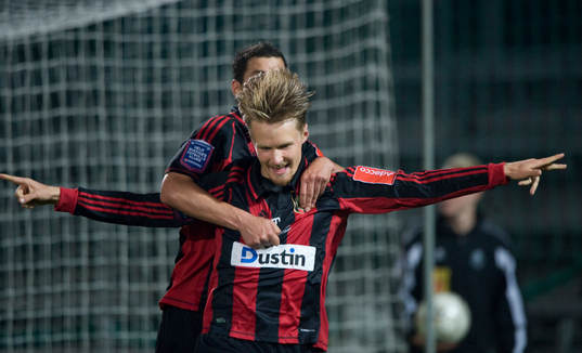 0-3, Jacob Une Larsson, Brommapojkarna, som grattas av
