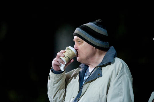 En kopp kaffe i höstkylan, kaffedrickare, kaffemugg
