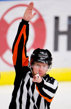 domare Mikael Holm har hittat en utvisning