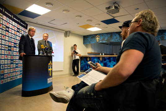 Erik Hamrén, förbundskapten Sverige samtalar med Robert