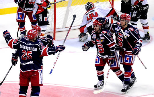 Södertäljes nr 25 Tony Lagerström grattas