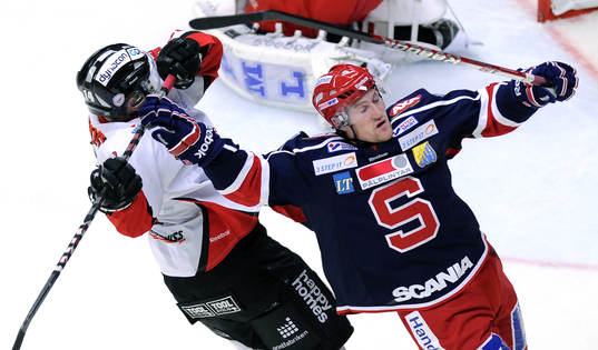 NUmmer 14 i KArlskrona Henrik Höglund får sig en tryckare