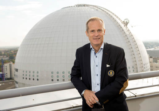 Christer Englund, ordförande presenterar maskot och