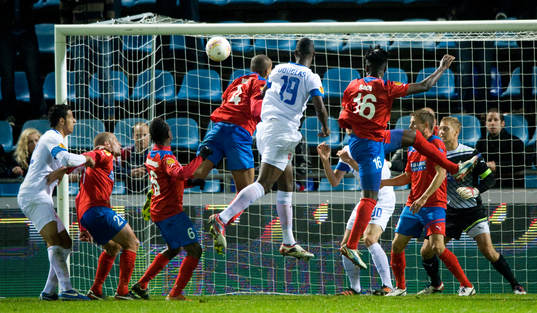 2-2, Douglas, Twente, reducerar med en nick