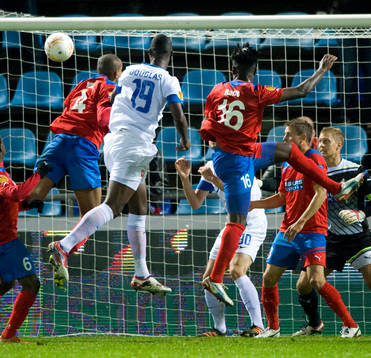 2-2, Douglas, Twente, reducerar med en nick