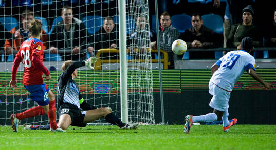 Nära 2-3 i slutminuten, men bollen utanför Pär Hanssons