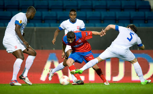 Alejandro Bedoya, Helsingborg, mot tre Twente-spelare