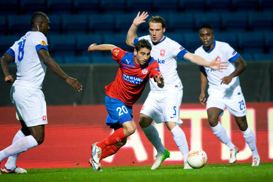 Alejandro Bedoya, Helsingborg, mot tre Twente-spelare
