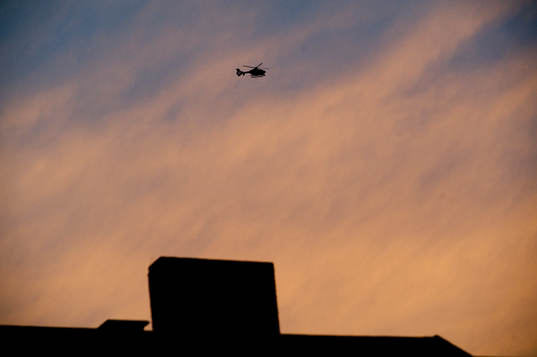 Helikopter, polishelikopter över hustak i Helsingborg,