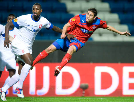 Alejandro Bedoya, Helsingborg, mot tre Twente-spelare