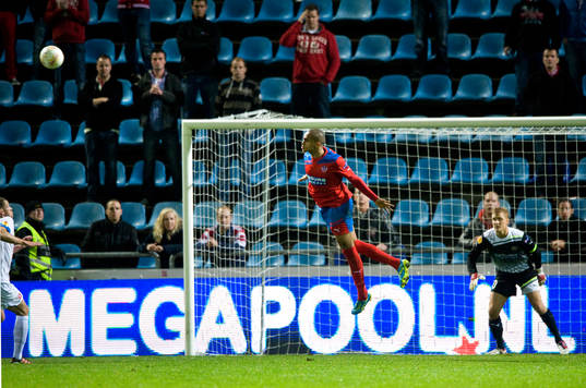 Walid Atta nickar undan framför Pär Hansson, Helsingborg