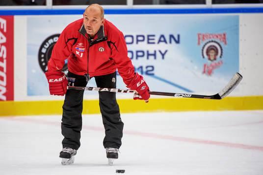 Kent Johansson, tränare i Frölunda, hänger på klubban