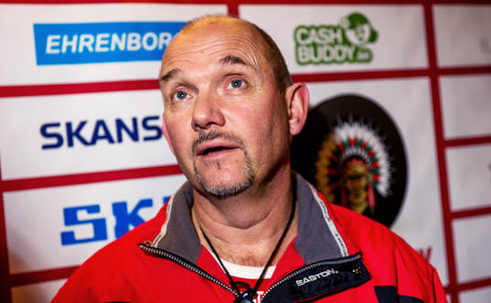 Kent Johansson, tränare Frölunda pratar med presskåren