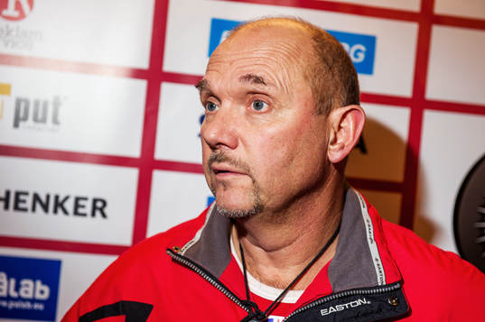 Kent Johansson, tränare Frölunda, pratar med pressen