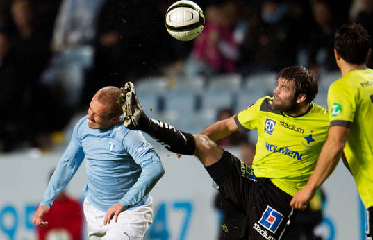 Daniel Larsson, Malmö FF, får en spark i huvudet av