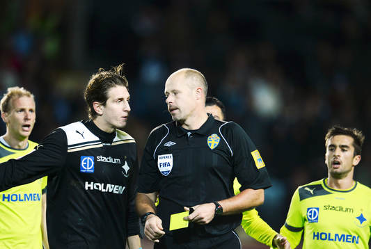 Martin Hansson, domare delar ut gult kort