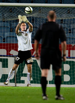 Johan Dahlin, målvakt, Malmö FF tippar bollen över ribban