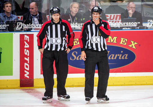 Domarna Mikael Nord och Jari Leppäalho pratar md varandra