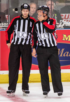 Domarna Mikael Nord och Jari Leppäalho pratar md varandra