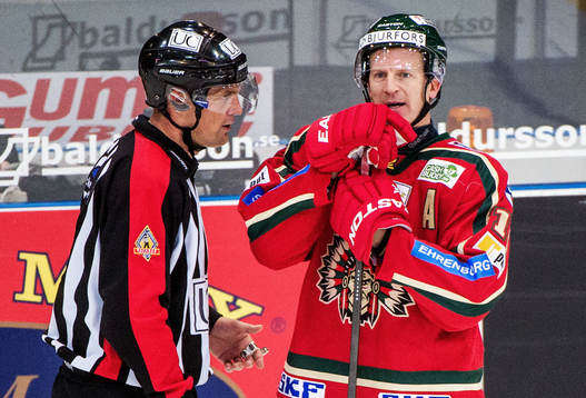 En upprörd Per-Johan Axelsson, Frölunda, pratar med