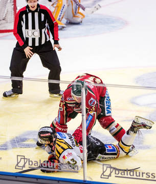 Ryan Gunderson, Brynäs, för sig en tackling av Nicklas
