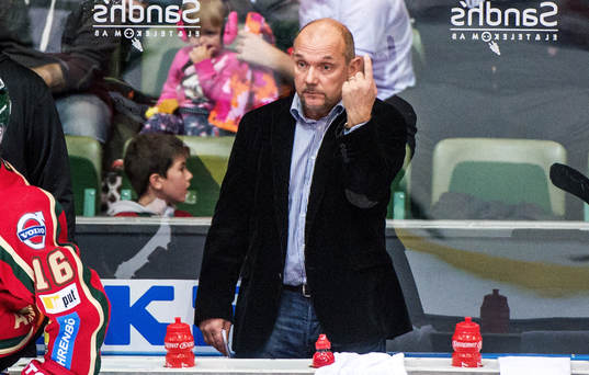 Kent Johansson, tränare Frölunda, pekar med fingret i