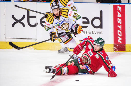 Henrik Tömmernes, Frölunda, tacklas omkull av Andreas