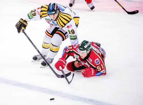 Mats Rosseli Olsen, Frölunda, trycks ner av Emil Molin,