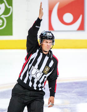 Mikael Nord, domare, tecknar för avvaktande utvisning
