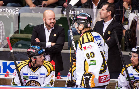 Tommy Jonsson, tränare Brynäs, pratar med Johan Harju,