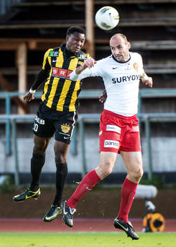 Dominic Chatto, Häcken, i nickduell med Dinko Felic,