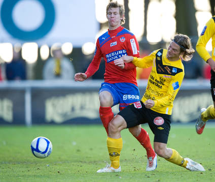William Leandersson, Mjällby, tacklar Emil Krafth,