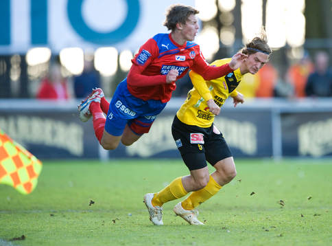 William Leandersson, Mjällby, tacklar Emil Krafth,